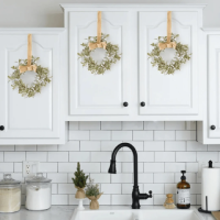 kitchen-cabinet-christmas-wreath